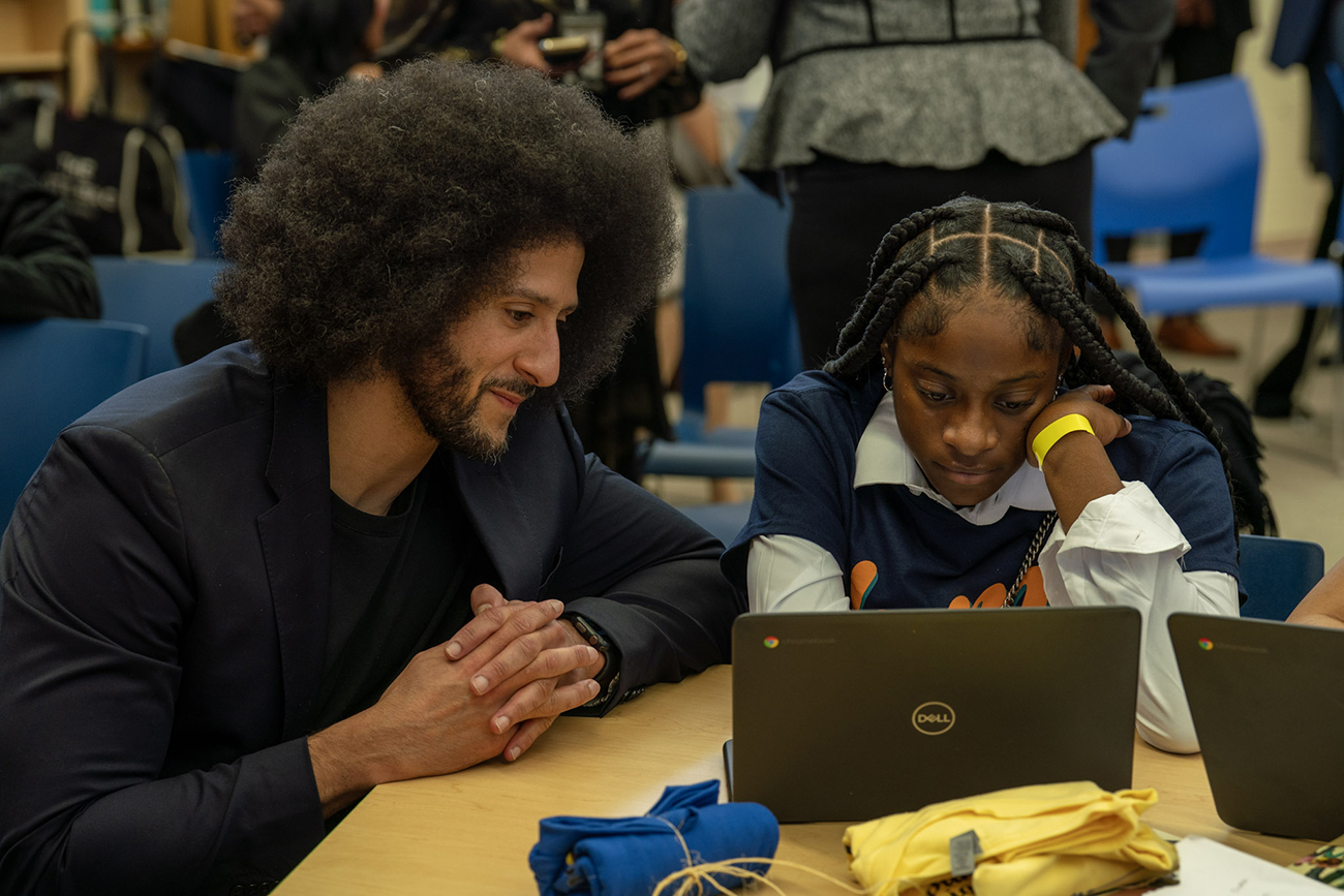 Colin-Kaepernick-with-student-using-Chromebook